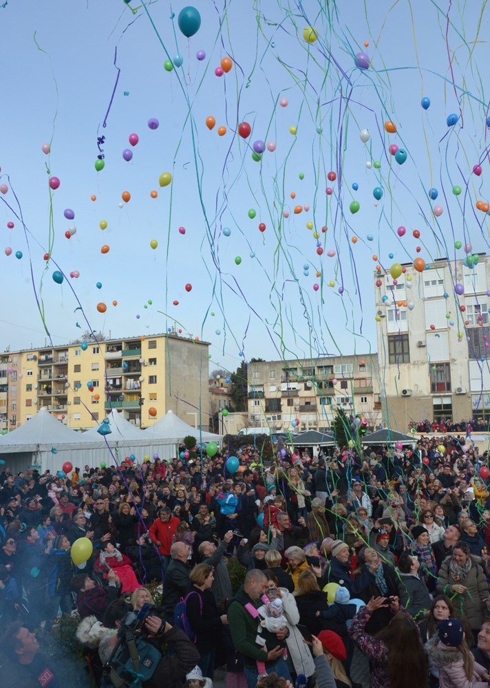 PULA, 31.12.2018. - ZADNJI DAN, TRZNICA VERUDA, DOCEK NOVE GODINE U PODNE, BALONI, KONFETISnimio Neven LAZAREVIC